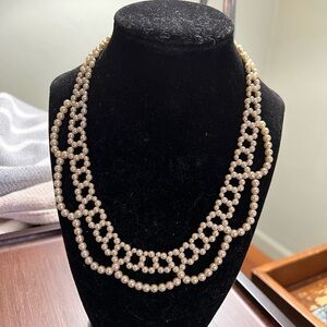 Vintage 1987 Avon pearlized lace faux pearl beaded bib necklace.